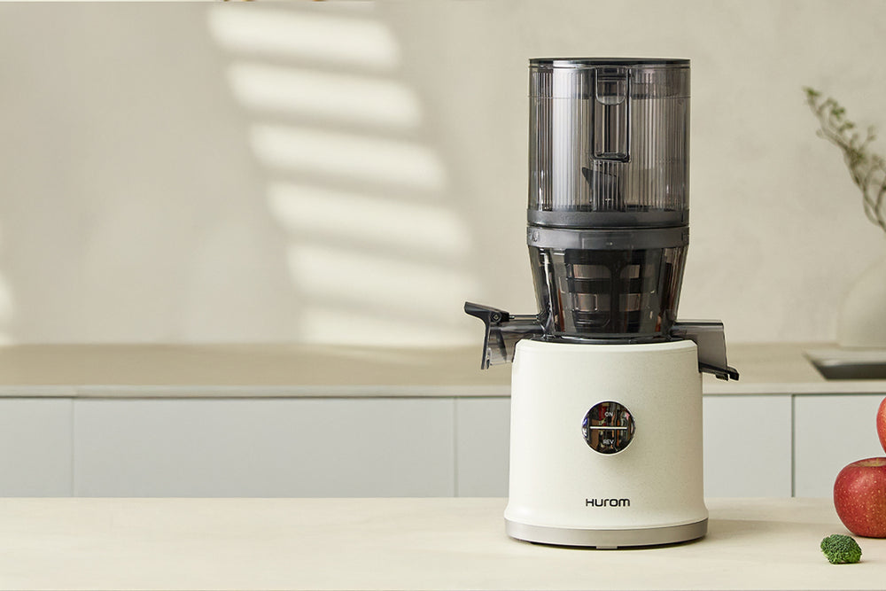 White juicer with black accents on a kitchen counter H80ST