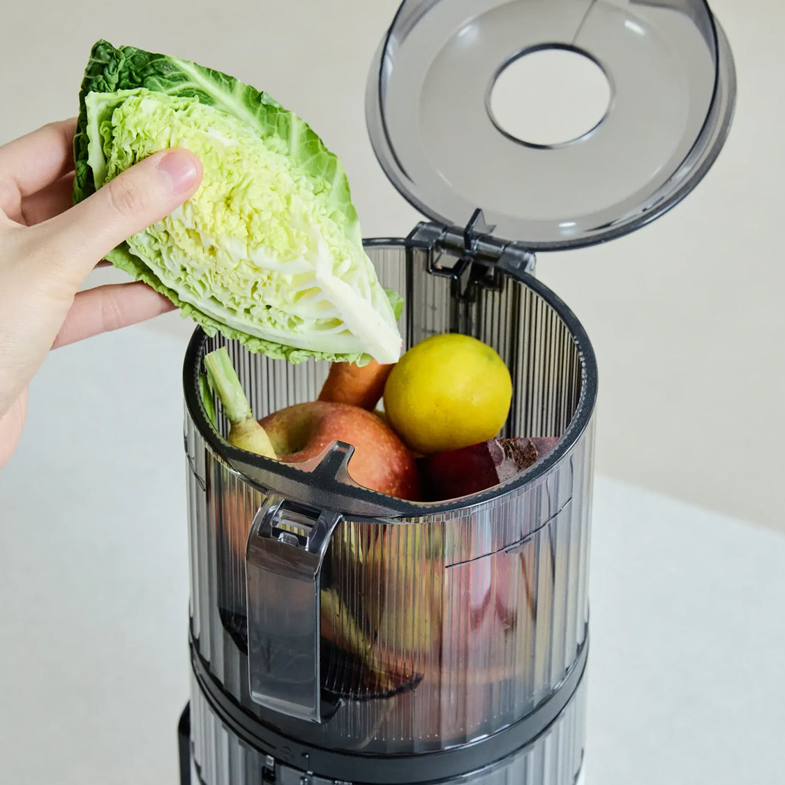 Einfach Zutaten hinzufügen;
der Slow Juicer erledigt den Rest!