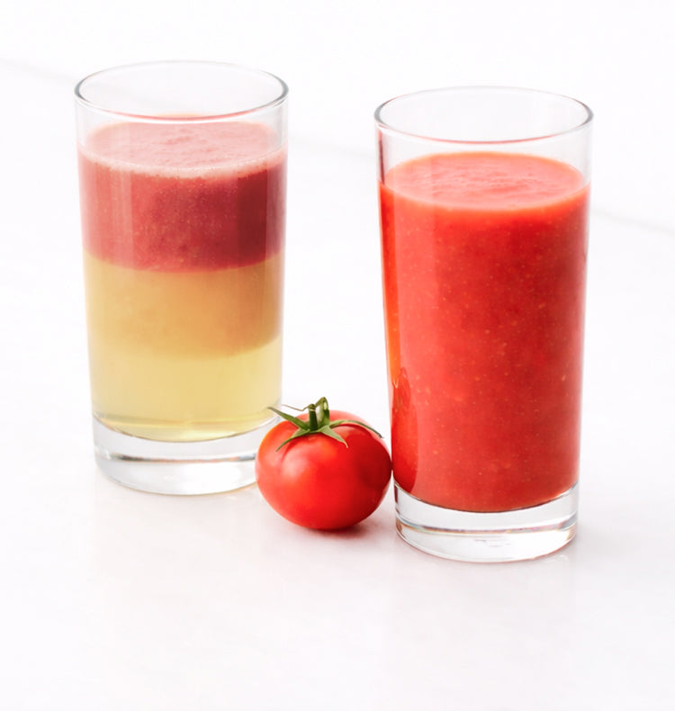 Zwei Gläser Tomatensaft nebeneinander: Im linken Glas hat sich der Saft deutlich in Schichten getrennt, im rechten Glas zeigt sich ein stabiler, gleichmäßiger und satt gefärbter Saft aus einem Hurom Slow Juicer.